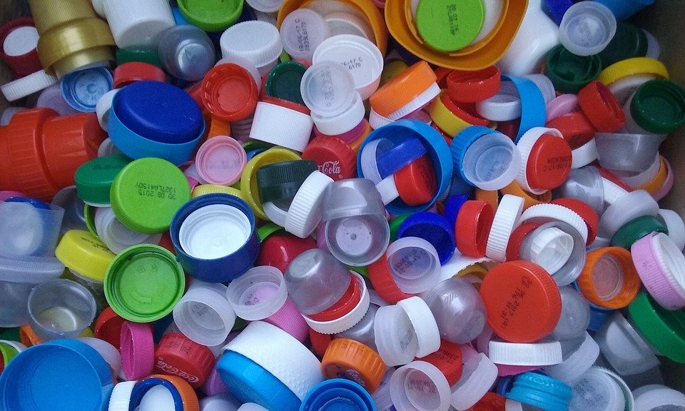 Raccolta tappi di plastica: quali sono le associazioni a cui puoi portarli?