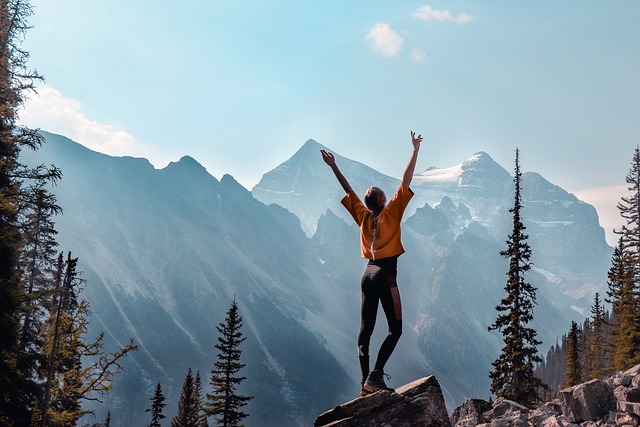 Come scegliere l'abbigliamento ideale per le avventure in montagna la guida definitiva